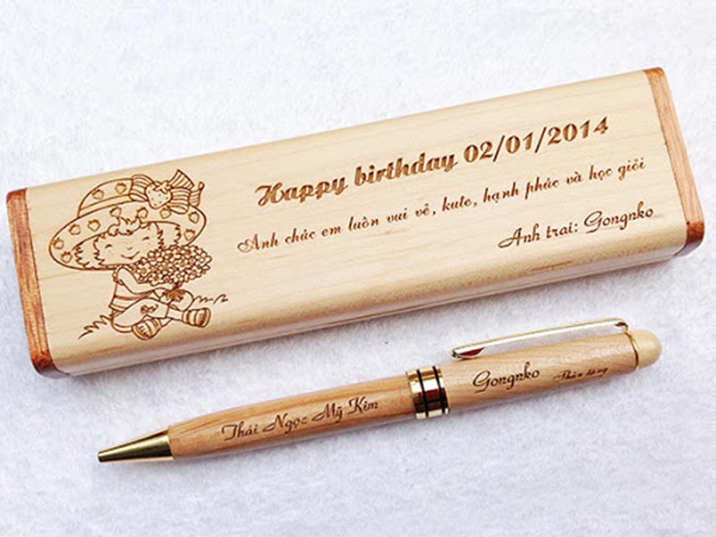 Có nên dùng bút gỗ khắc tên làm quà tặng