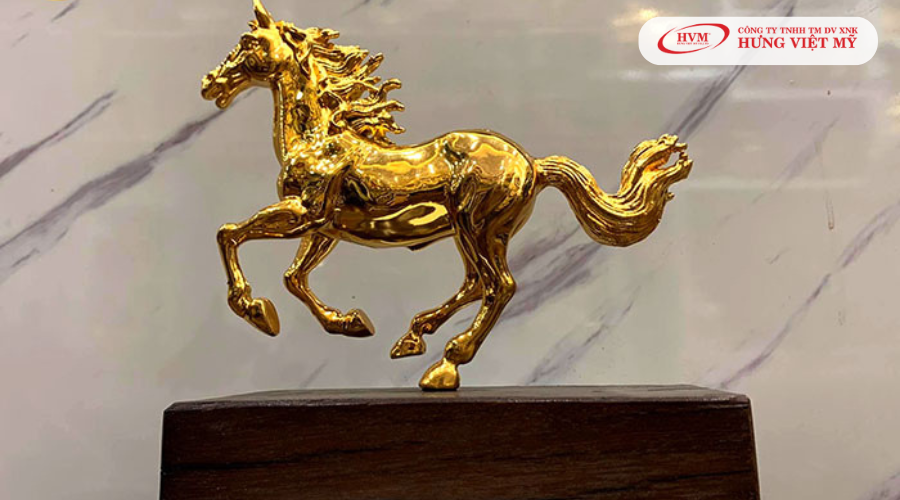 Tượng ngựa chiến thắng dát vàng quà tặng cho đối tác nước ngoài