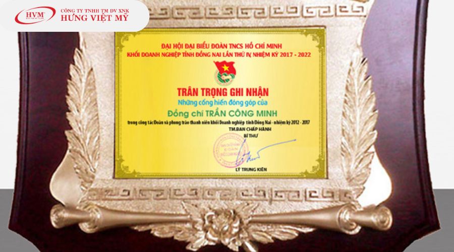 Mẫu quà tặng đại hội ý nghĩa: bảng vinh danh gỗ đồng