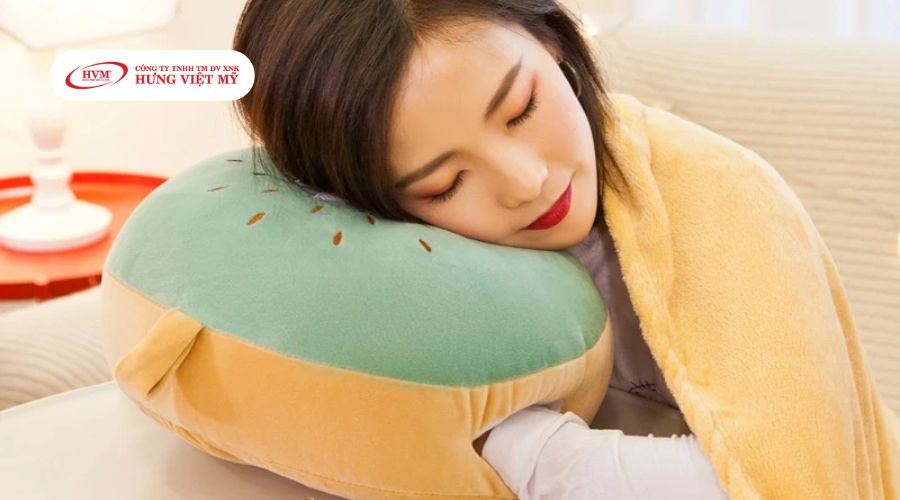 Mẫu quà tặng dịp 20/10 ý nghĩa cho nhân viên nữ: bộ chăn gối văn phòng 