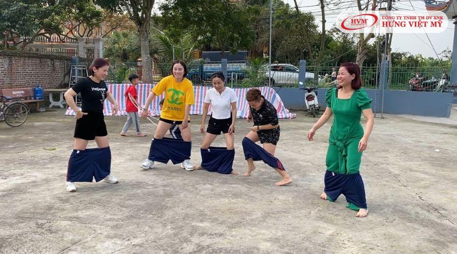 Trò chơi tập thể thi mặc quần