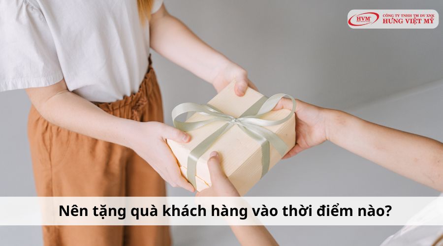 Nên tặng quà khách hàng vào thời điểm nào
