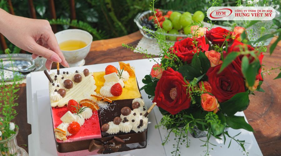Bánh ngọt và hoa tươi