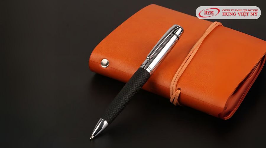 Bút ký khắc tên bọc da