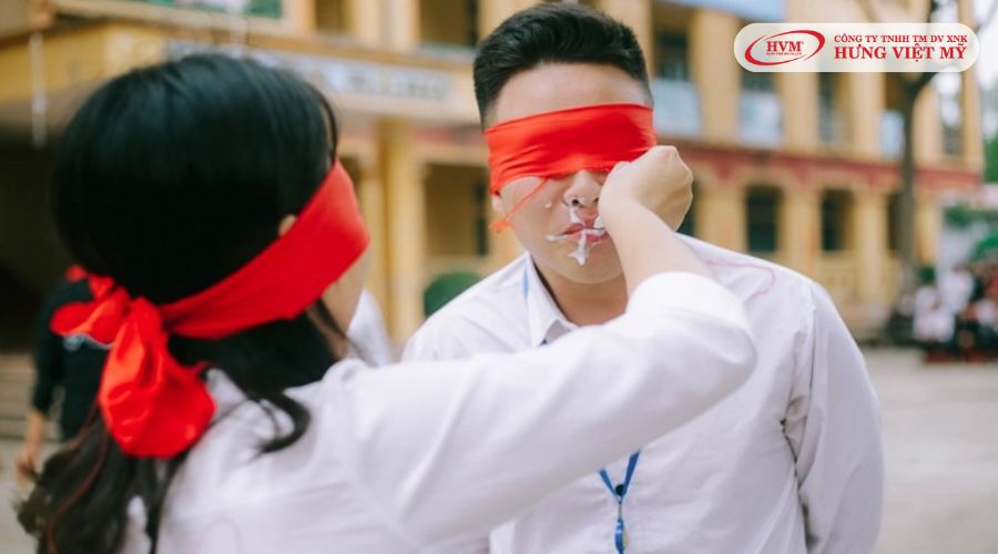 Bịt mắt ăn sữa chua trò chơi team building