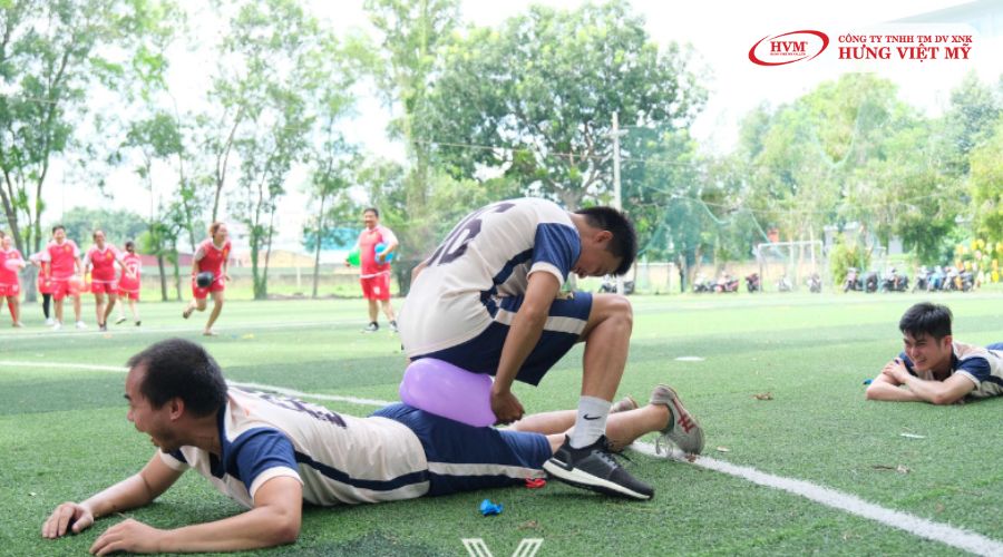 Đập bóng bằng mông