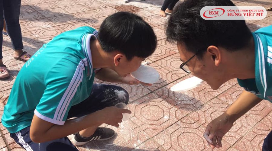 Trò chơi truyền bột bằng miệng
