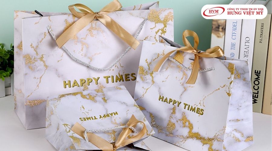 Trang trí túi giấy thêm nơ ruy-băng và thẻ tag