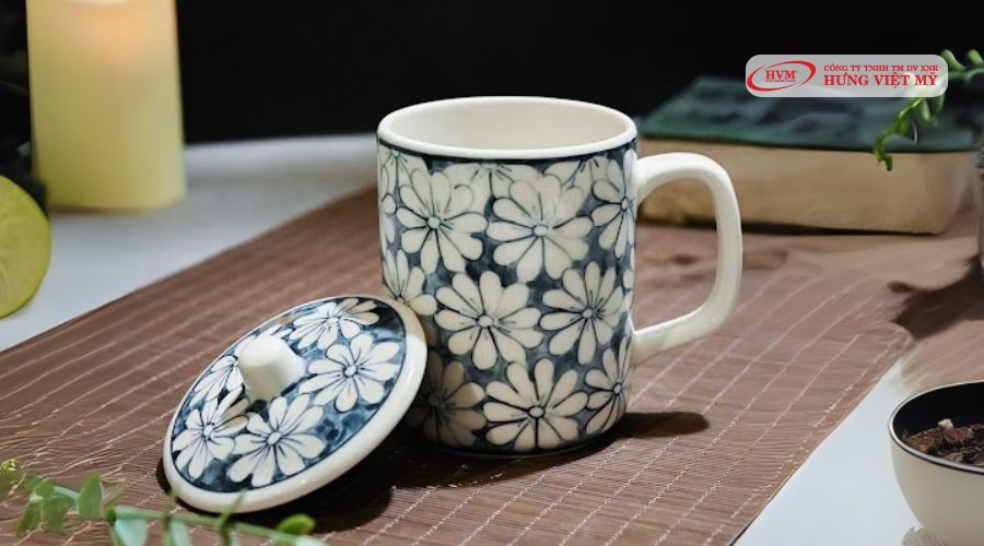 Ly sứ có nắp họa tiết men lam