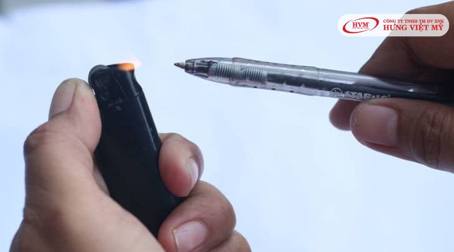 Hơ nóng bằng lửa hoặc ngâm nước ấm là cách làm bút hết tắc mực hiệu quả