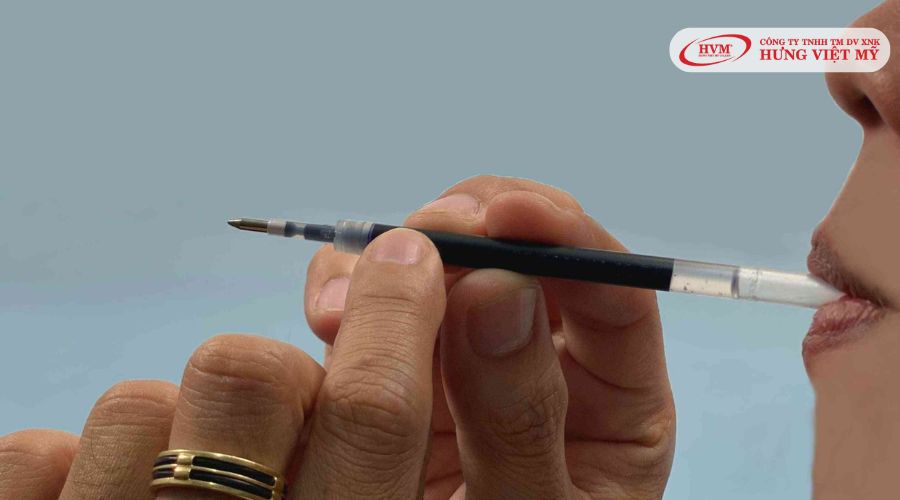 Thổi hơi vào ruột bút để thông mực