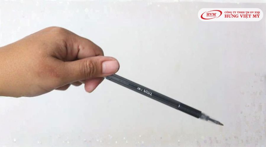 Vẩy mạnh ruột bút để làm bút hết nghẹt mực
