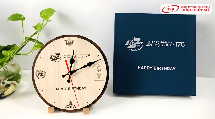 Đồng hồ treo tường in lời chúc, khắc tên