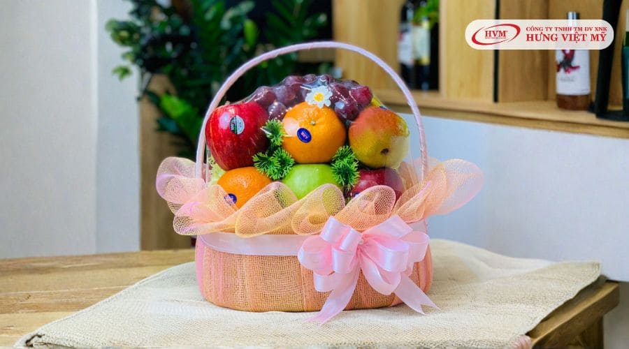 Giỏ trái cây và hoa là món quà tặng bác sĩ phổ biến