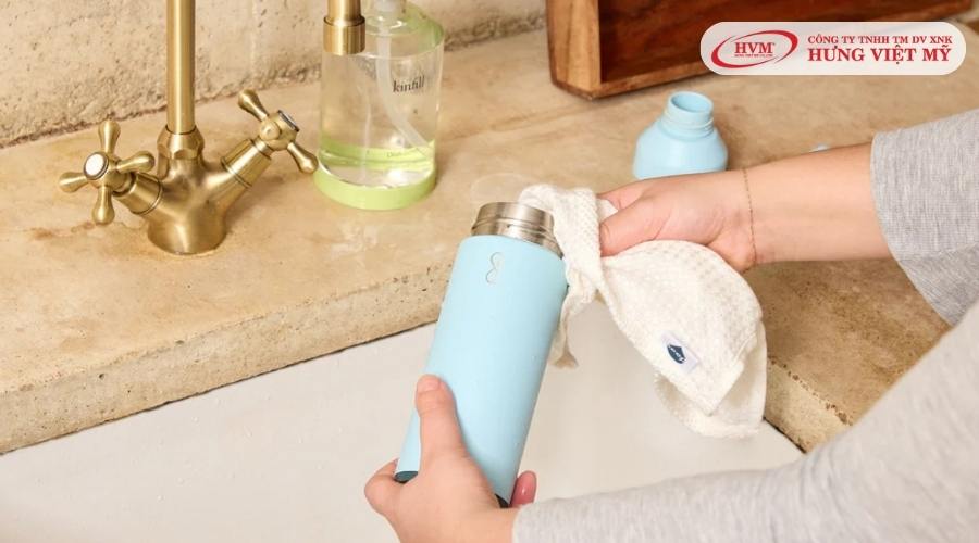 Khử mùi bình giữ nhiệt bằng nước rửa chén