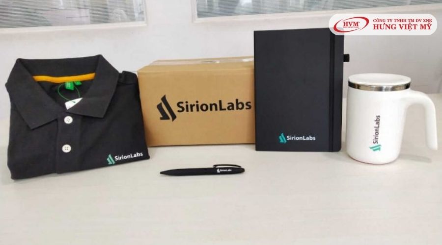 Bộ welcome kit trẻ trung gồm áo đồng phục, bút bi, ly sứ, sổ da cao cấp