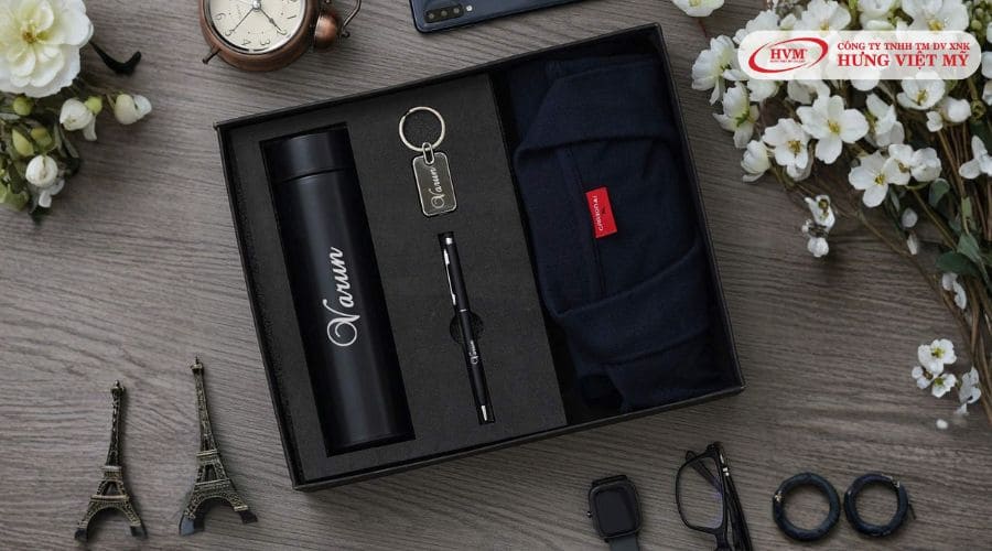 Welcome kit đồ dùng văn phòng gồm có bình giữ nhiệt, bút ký, móc khóa