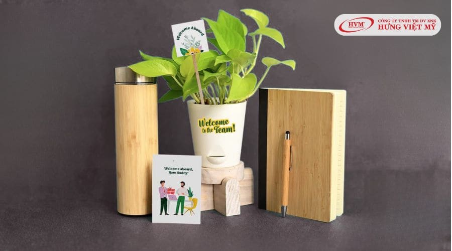 Bộ eco welcome kit gồm sổ tay, bút gỗ, bình giữ nhiệt vỏ tre, chậu cây nhỏ
