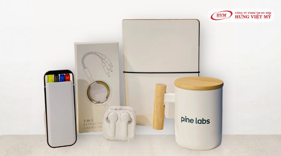 Bộ welcome kit công nghệ bao gồm dây sạc đa năng, tai nghe, sạc dự phòng