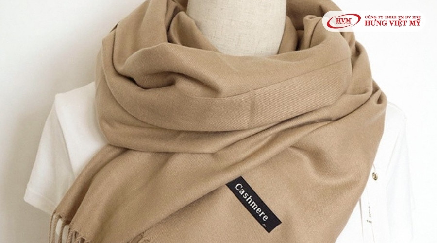 Khăn choàng cổ là món quà hợp thời trang để tặng đồng nghiệp dịp noel