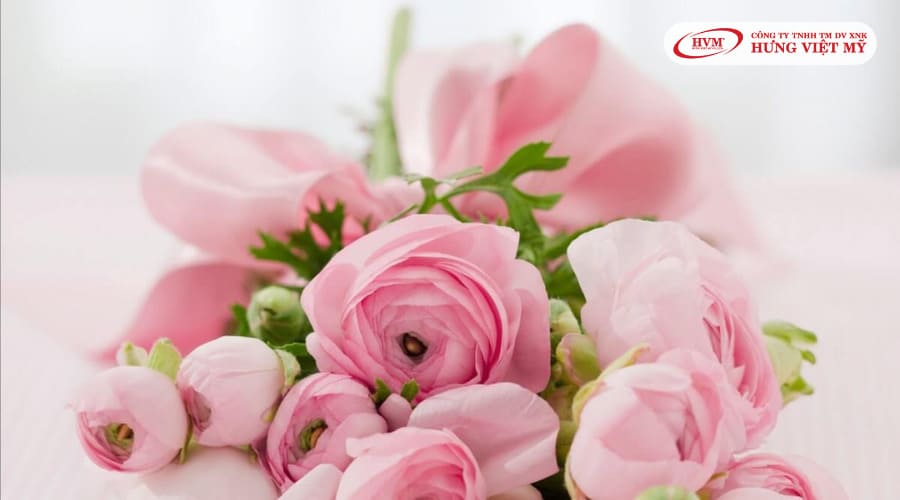 Hoa tươi là món quà thể hiện sự lãng mạn trong tình yêu 