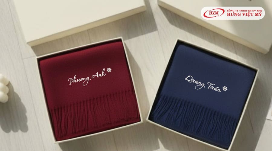 Khăn quàng cổ là món quà Giáng Sinh thiết thực giúp bạn gái giữ ấm cơ thể 