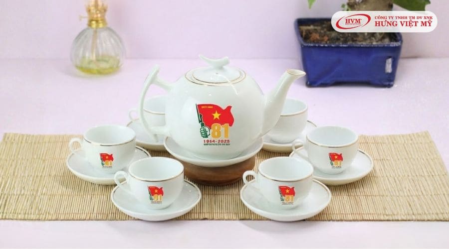 Bộ ấm chén sứ sang trọng khắc ngày kỷ niệm 81 năm 22/12