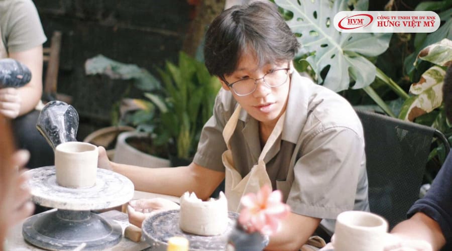 Tham gia workshop làm ly sứ handmade
