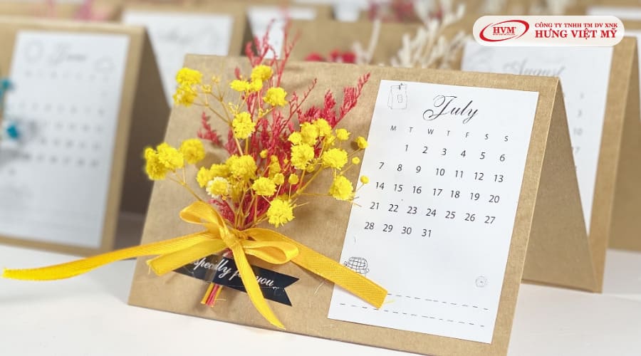 Mẫu mockup lịch để bàn có gắn hoa