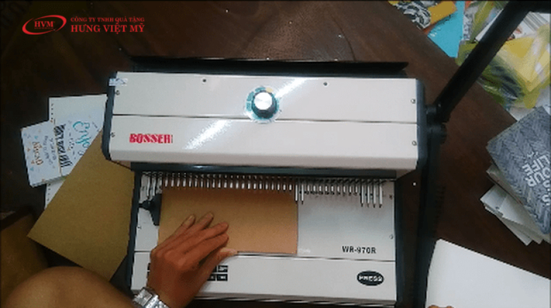 Đục lỗ cho cuốn sổ tay lò xo handmade