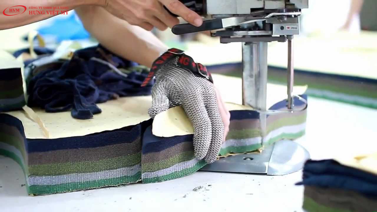 Tiến hành cắt vải theo bản rập