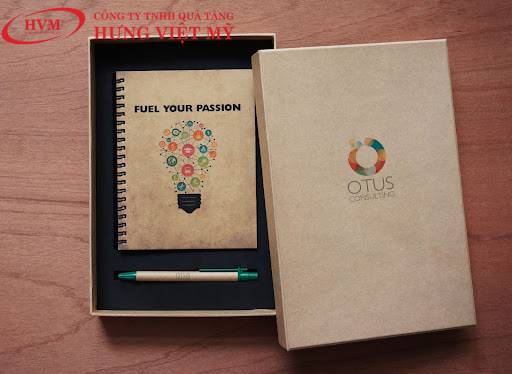 Mẫu sổ tay quà tặng thiết kế in/khắc logo riêng theo yêu cầu