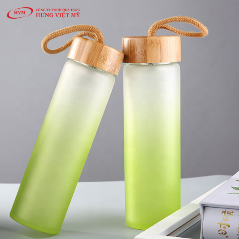 B&igrave;nh thủy tinh nắp gỗ c&oacute; quai x&aacute;ch in logo tiện lợi