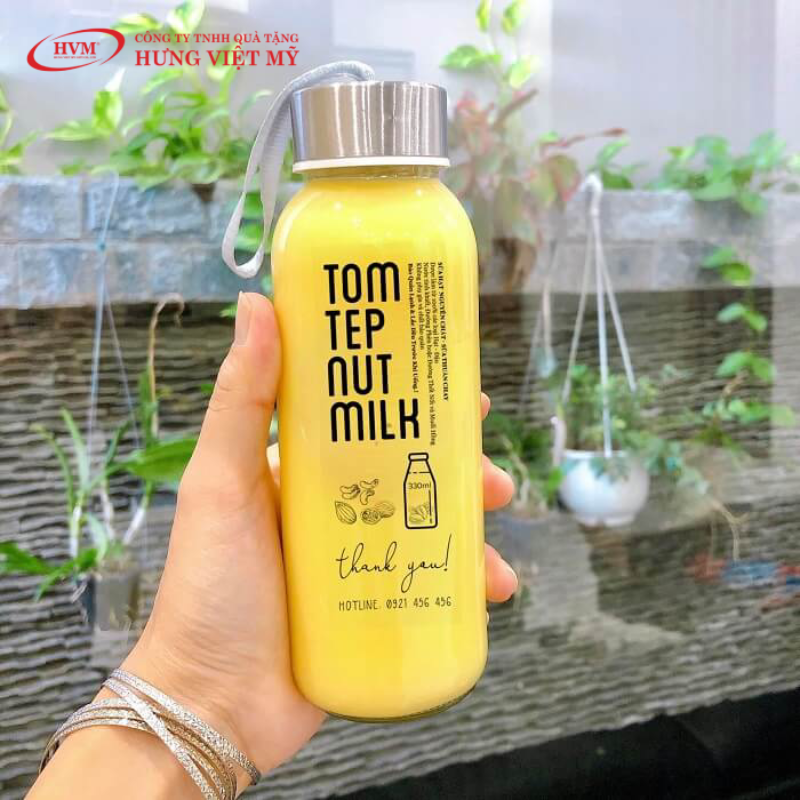 B&igrave;nh thủy tinh nắp vặn c&oacute; quai x&aacute;ch in logo