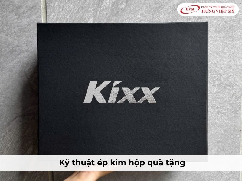 Mẫu hộp cứng âm dương gia công ép kim logo tại xưởng Hưng Việt Mỹ.