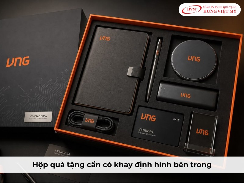 Hộp quà cần có khay định hình bên trong để giữ sản phẩm luôn an toàn khi vận chuyển.