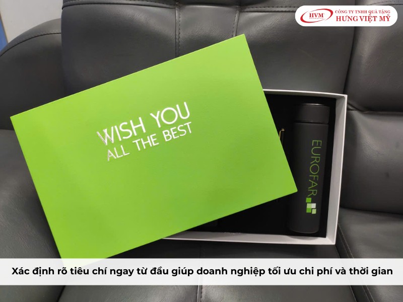 Doanh nghiệp cần xác định rõ tiêu chí về chất liệu và kiểu dáng để hộp quà đạt chất lượng tốt nhất.