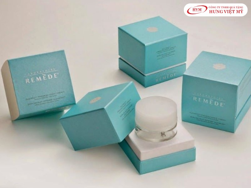 Hộp giấy lót khay định hình giúp bảo vệ chai lọ tinh dầu mỹ phẩm tránh rủi ro nứt vỡ.