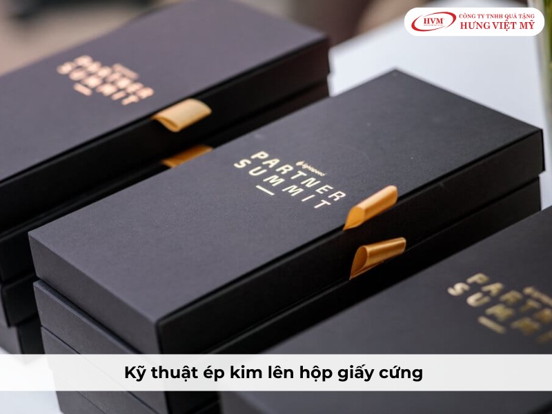 Kỹ thuật gia công ép kim nhũ vàng giúp làm nổi bật logo nhận diện thương hiệu trên nắp hộp.