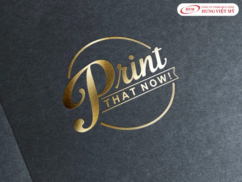 Khuôn đồng gia nhiệt kết hợp màng foil tạo ra hiệu ứng dập lún tinh tế trong kỹ thuật ép kim truyền thống.