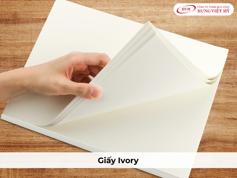 Bề mặt trắng mịn và độ đanh cứng cáp của giấy Ivory giúp nâng tầm giá trị cho các dòng hộp quà tặng cao cấp.