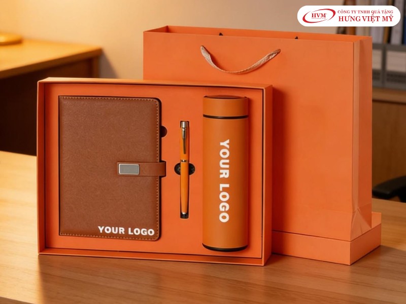 Hộp carton lạnh kết hợp khay định hình ôm sát bộ Giftset bình giữ nhiệt, sổ tay và bút ký.
