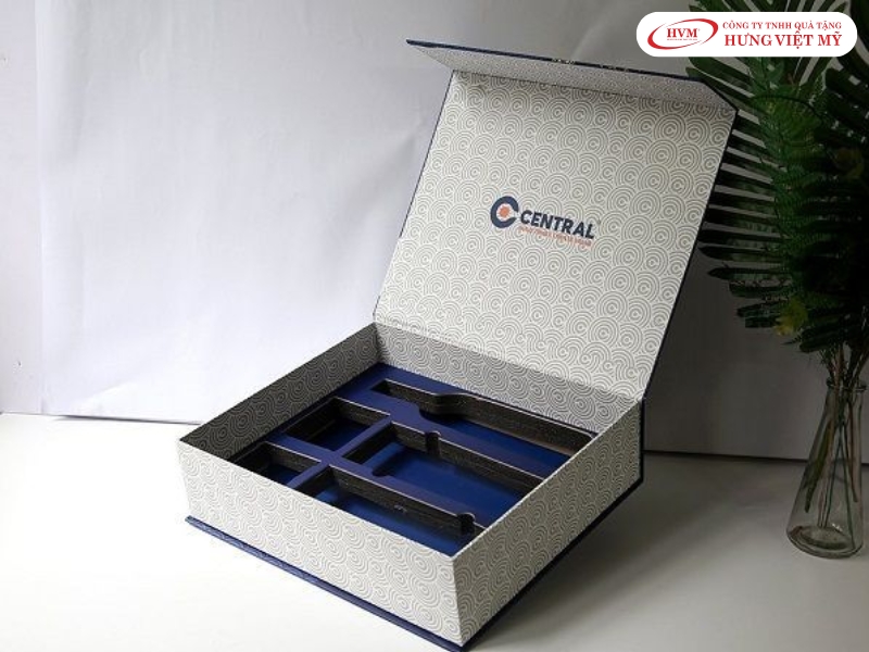 Khay lót mút EVA phủ nhung sang trọng cắt CNC chính xác ôm sát quà tặng bên trong hộp quà nắp nam châm.