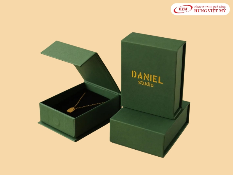 Bao bì hộp quà nam châm lót nhung mềm mại bảo quản trang sức và đồng hồ cơ chống trầy xước.
