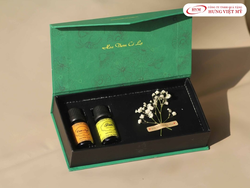Hộp nam châm nắp vát chéo tạo đường nét thanh thoát cho bộ mỹ phẩm cao cấp.