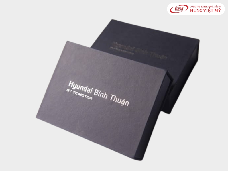Kỹ thuật ép kim vàng tinh xảo giúp logo nổi bật rực rỡ trên nền hộp cứng.