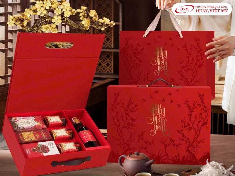 Kỹ thuật ép kim vàng logo doanh nghiệp nổi bật trên vỏ hộp quà Tết.