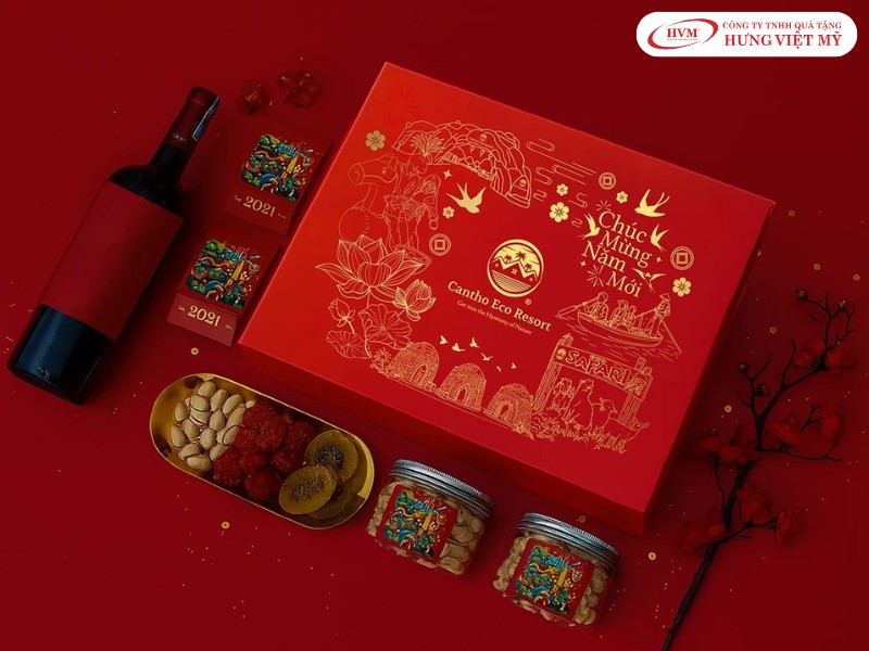 Mẫu hộp quà Tết âm dương in logo doanh nghiệp, ứng dụng cho set quà tri ân cuối năm.