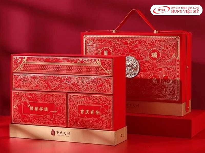 Hộp đựng quà Tết có quai xách tích hợp sẵn, tiện di chuyển mà không cần thêm túi giấy đi kèm.