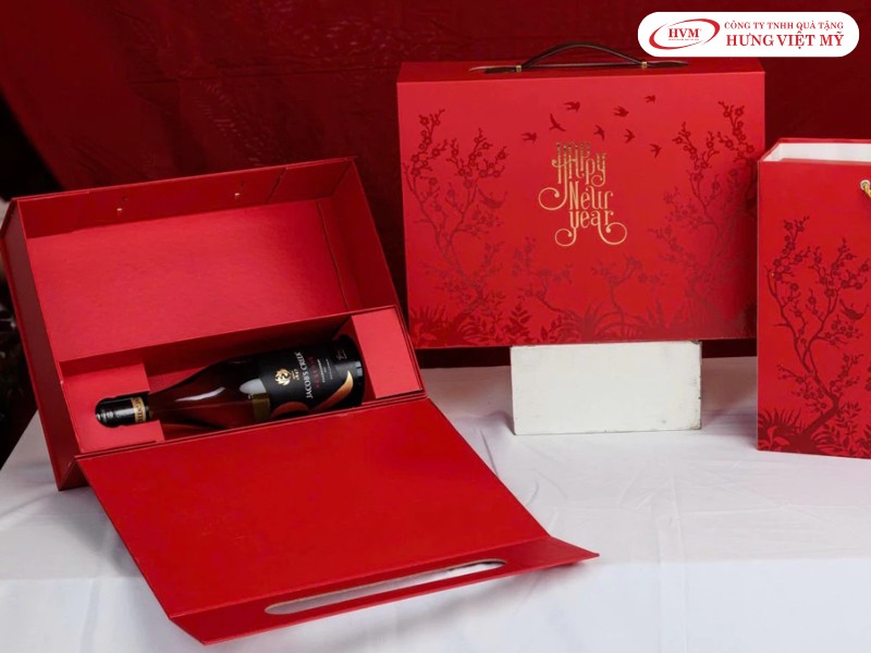 Hộp quà Tết đựng rượu nắp nam châm kết hợp ép kim làm nổi bật logo thương hiệu.
